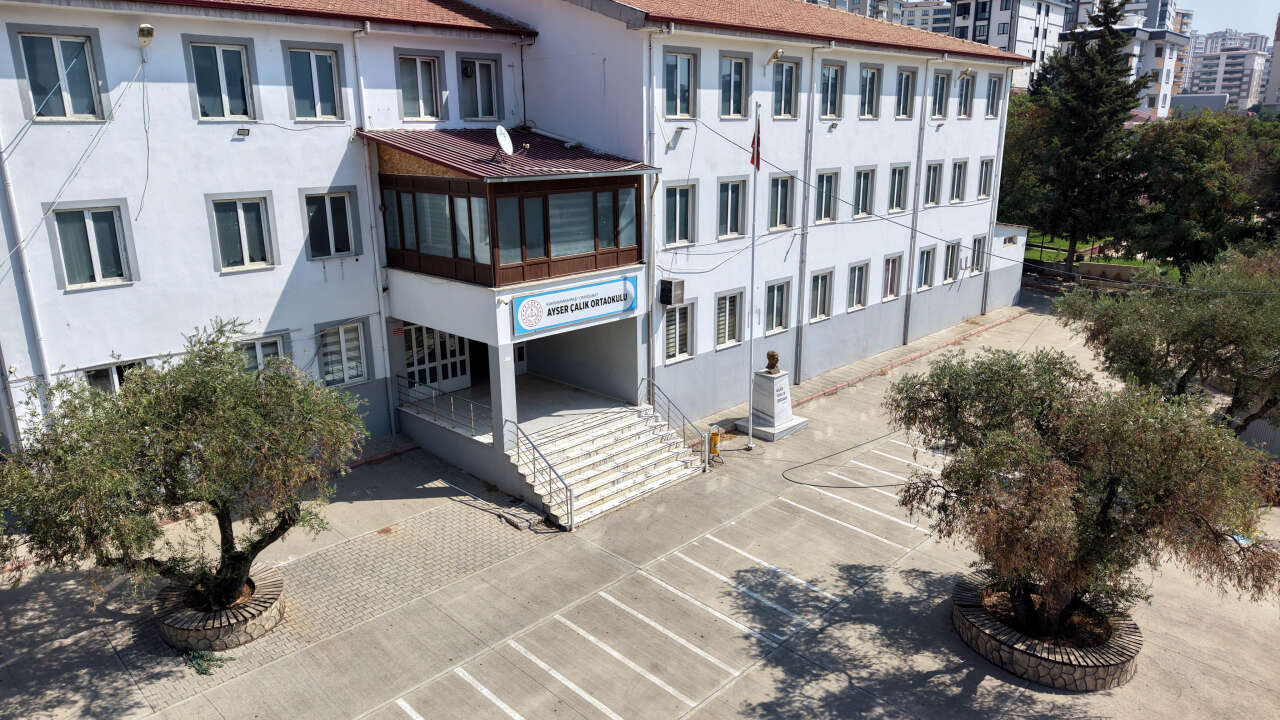 1 öğretmen ve 9 öğrenciye mezar olan okul hakkında yeni karar 6